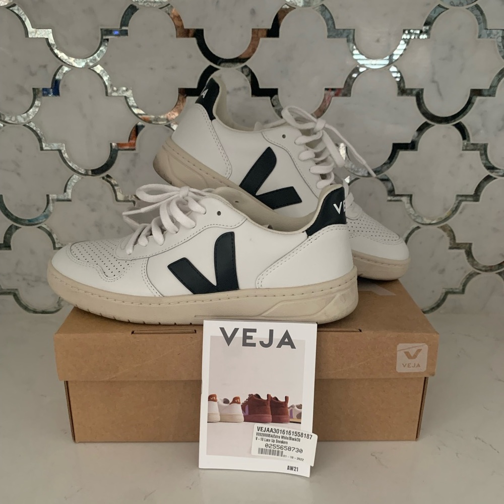Veja V-10 Sneaker Size 39 / US size 8